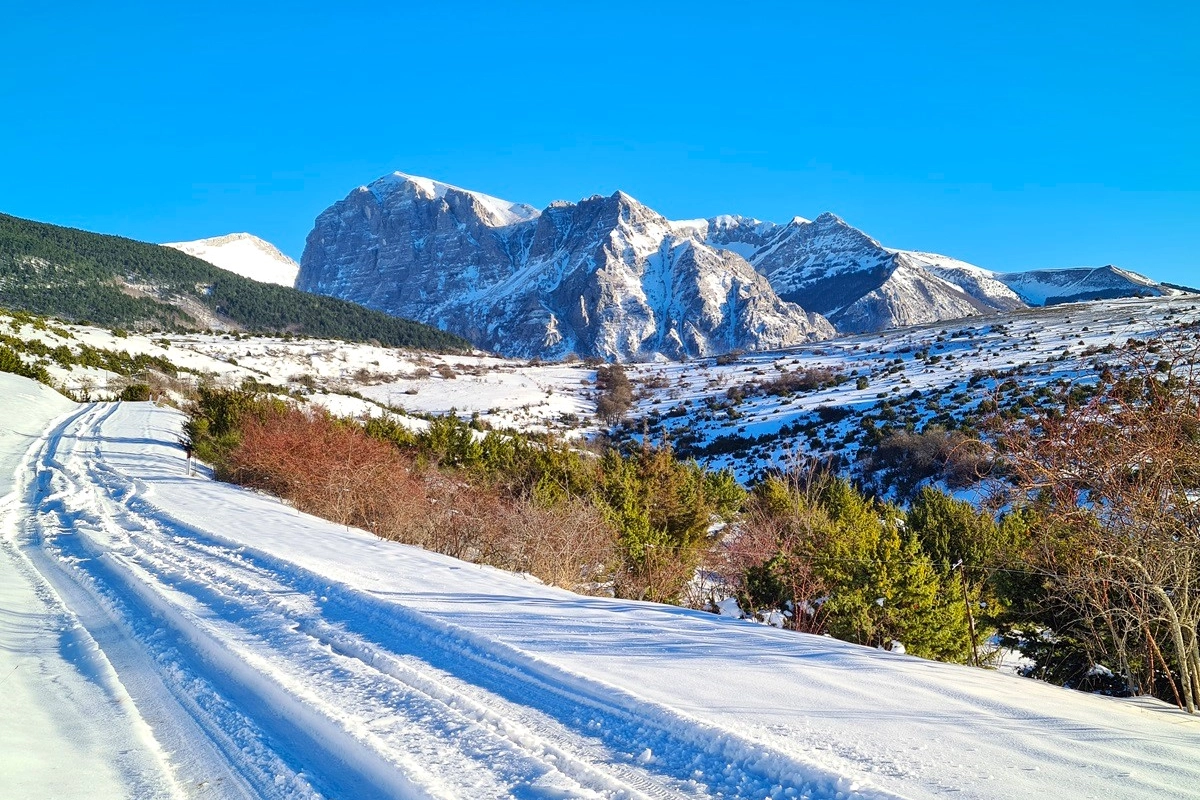 Piste per ciaspolate e sci di fondo davanti al profilo del Monte Bove