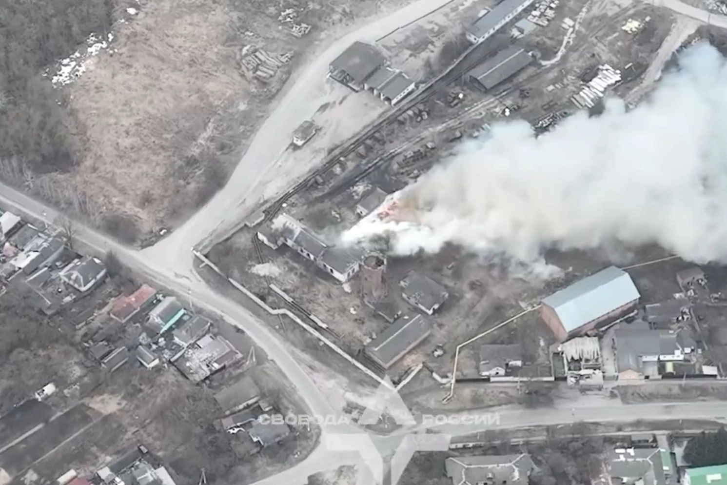 Nelle immagini il deposito di armi colpito dalle forze ucraine nel villaggio di Tetkino