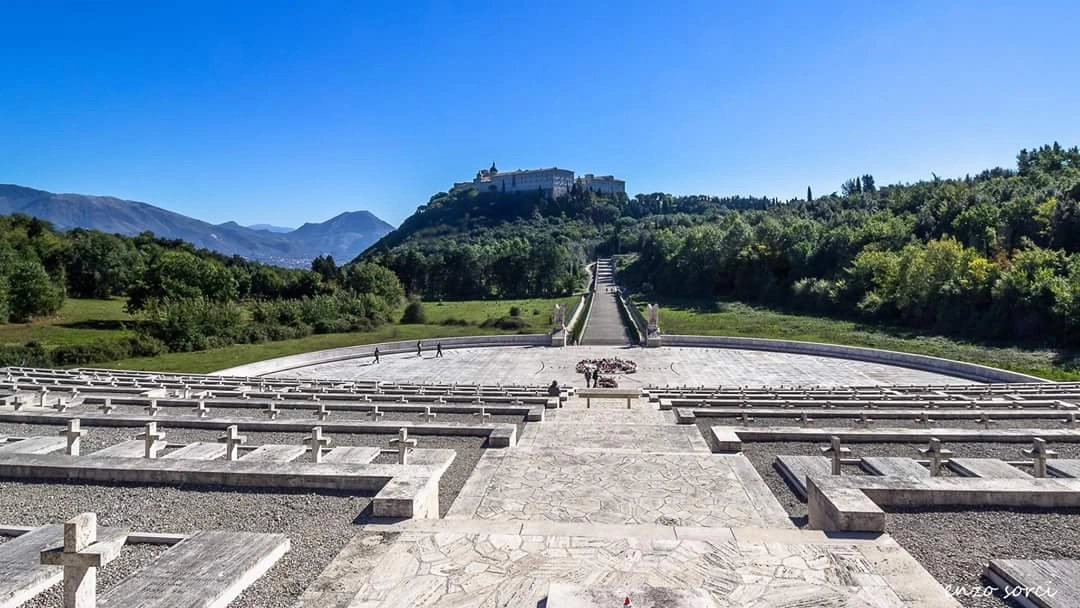 Il cimitero di guerra polacco realizzato a fine guerra a Cassino con veduta sull'abbazia