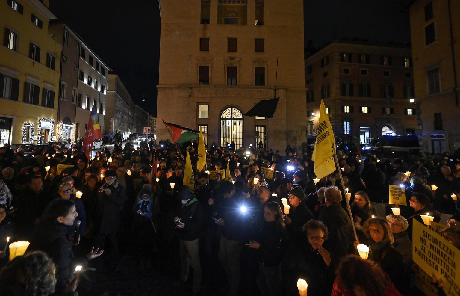 Manifestazione antifascista a Roma: fiaccolata contro il ddl Sicurezza