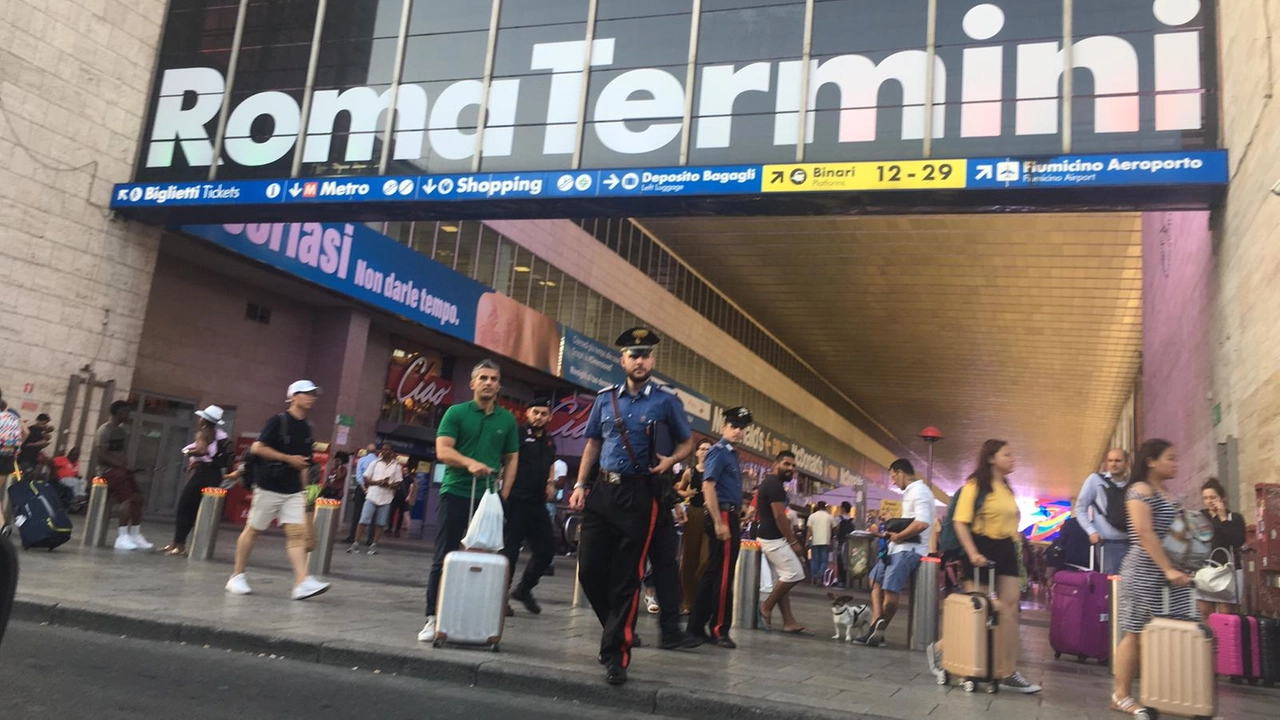 Uno degli ingressi della stazione Termini di Roma (Dire)