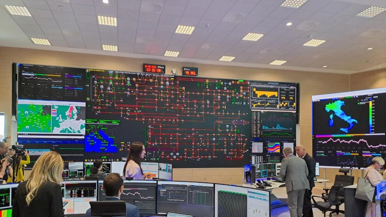 Terna investe 23 miliardi nel Piano 2025-2034 per integrare fonti rinnovabili e ridurre le emissioni di CO2.