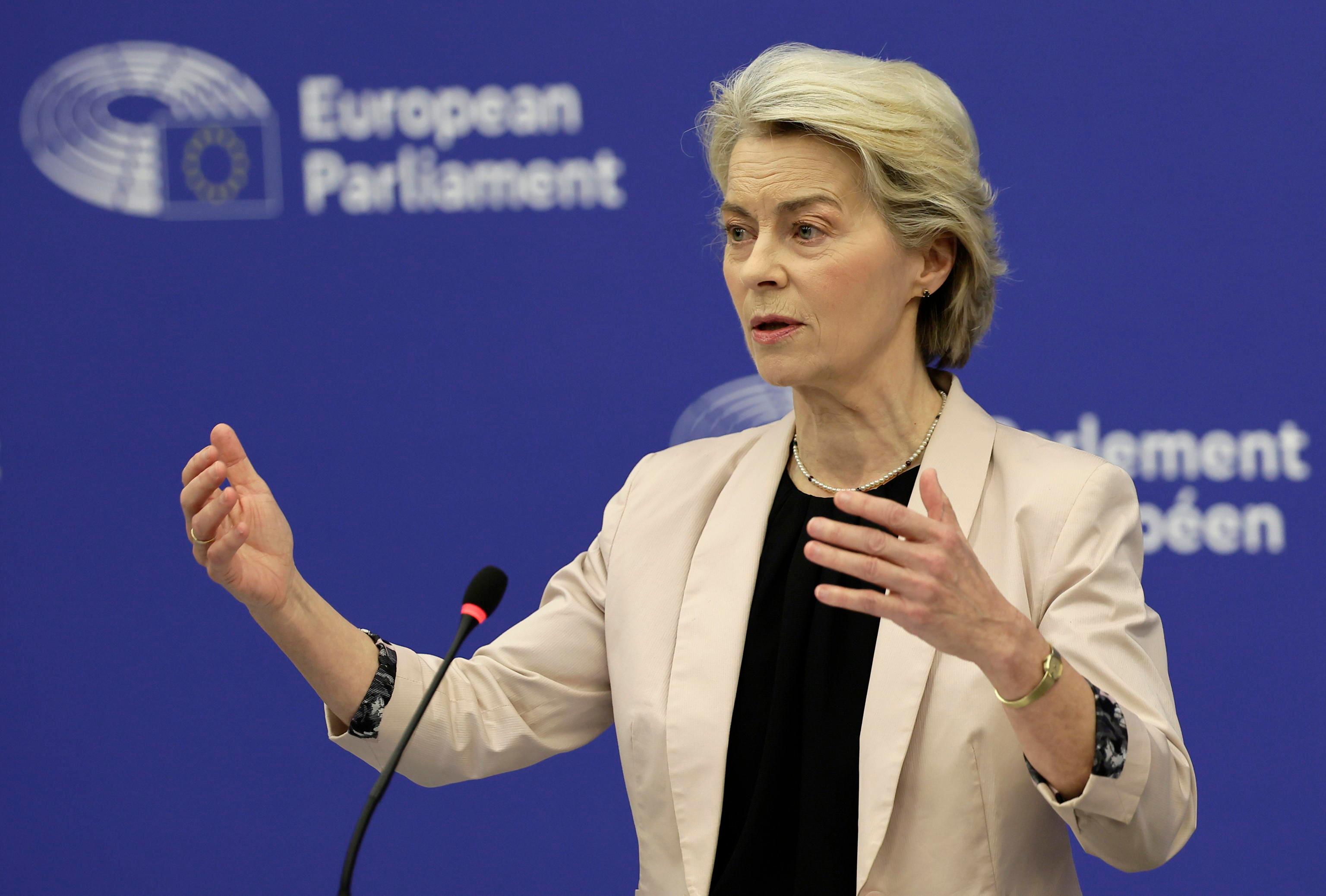 Maggioranza fragile in Ue, Von der Leyen e le alleanze variabili: “Si appoggerà sempre più a destra”