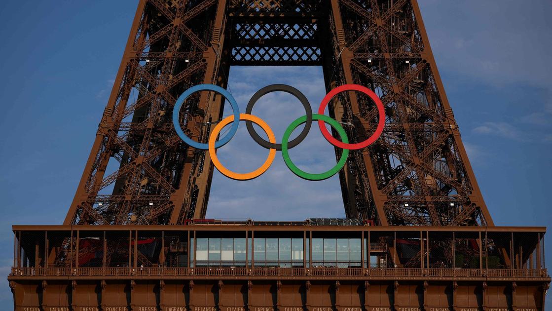 Torre Eiffel, i cerchi olimpici della discordia. La sindaca di Parigi vuole lasciarli, “no” dagli eredi del suo ideatore