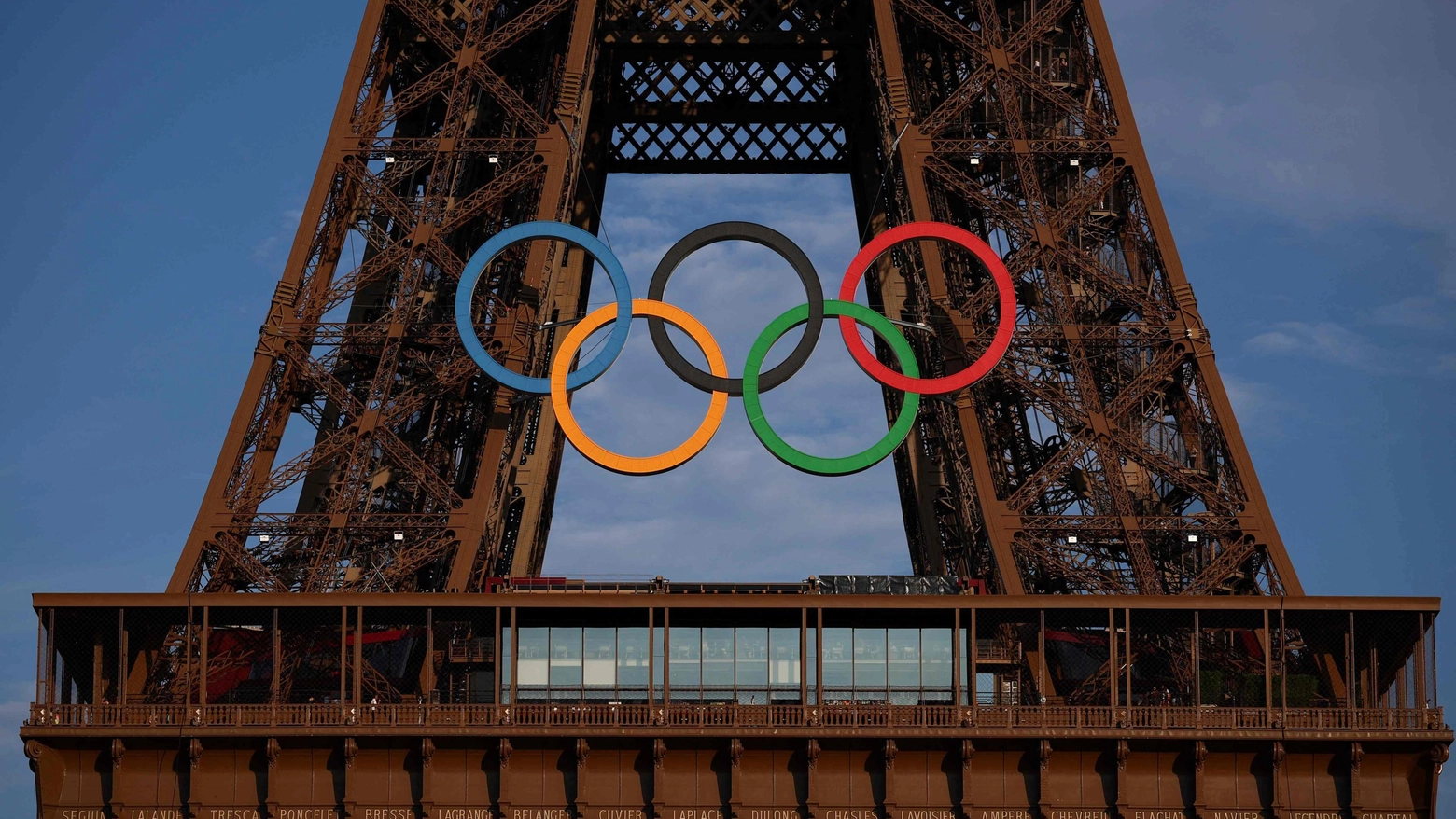 I cinque cerchi olimpici montati sulla Torre Eiffel in occasione di Parigi 2024