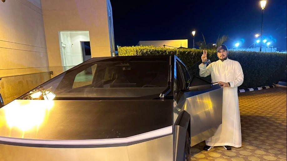 Il principe saudita Turki al fianco di una Tesla Cybertruck (dal profilo X di Elon Musk)