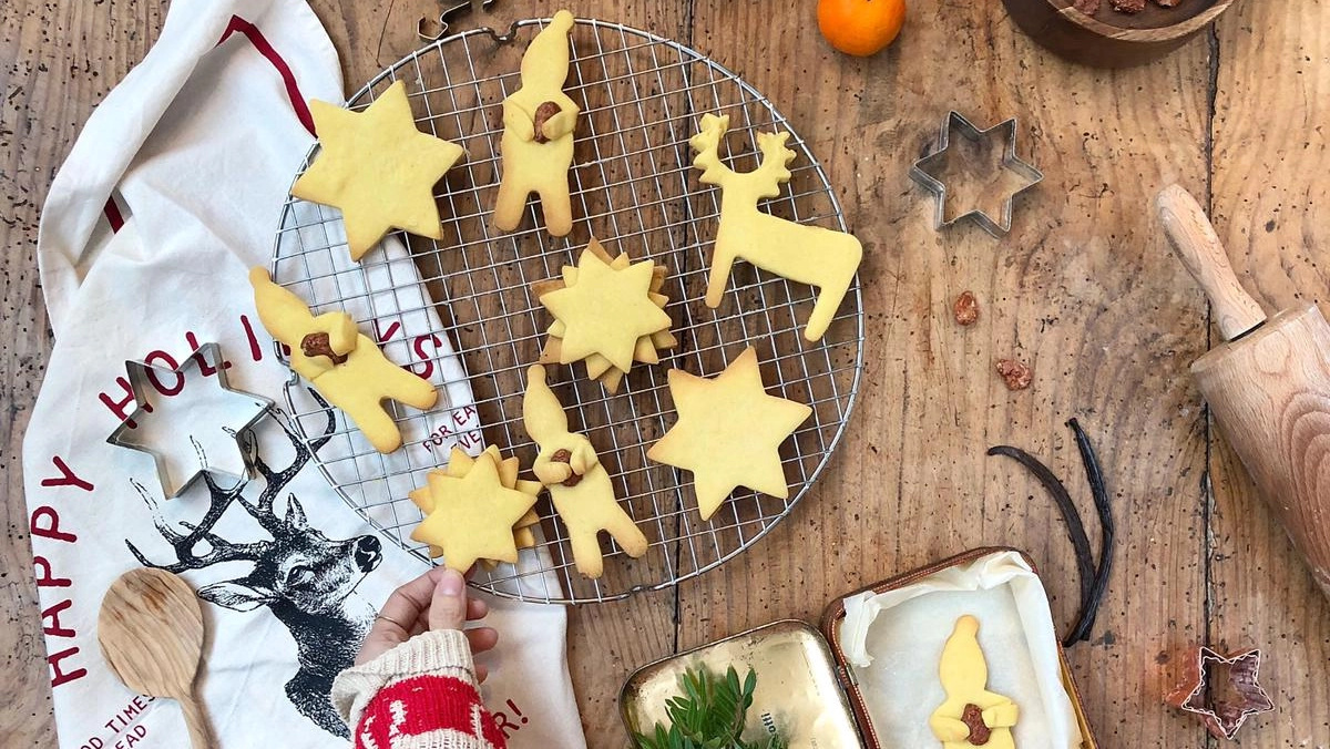 In ‘Piccole storie di Felice Natale’, la creator propone 24 ricette in altrettanti racconti che evocano la magia dell’attesa e momenti di condivisione, tra profumi e parole