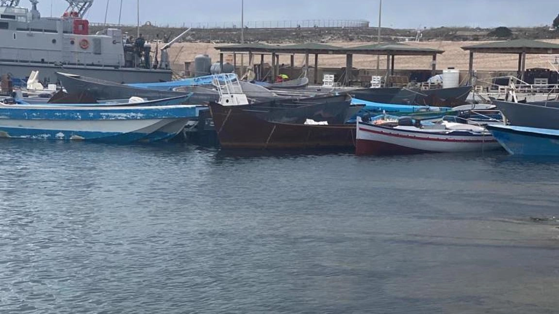 Bambina da sola su una barca arrivata a Lampedusa