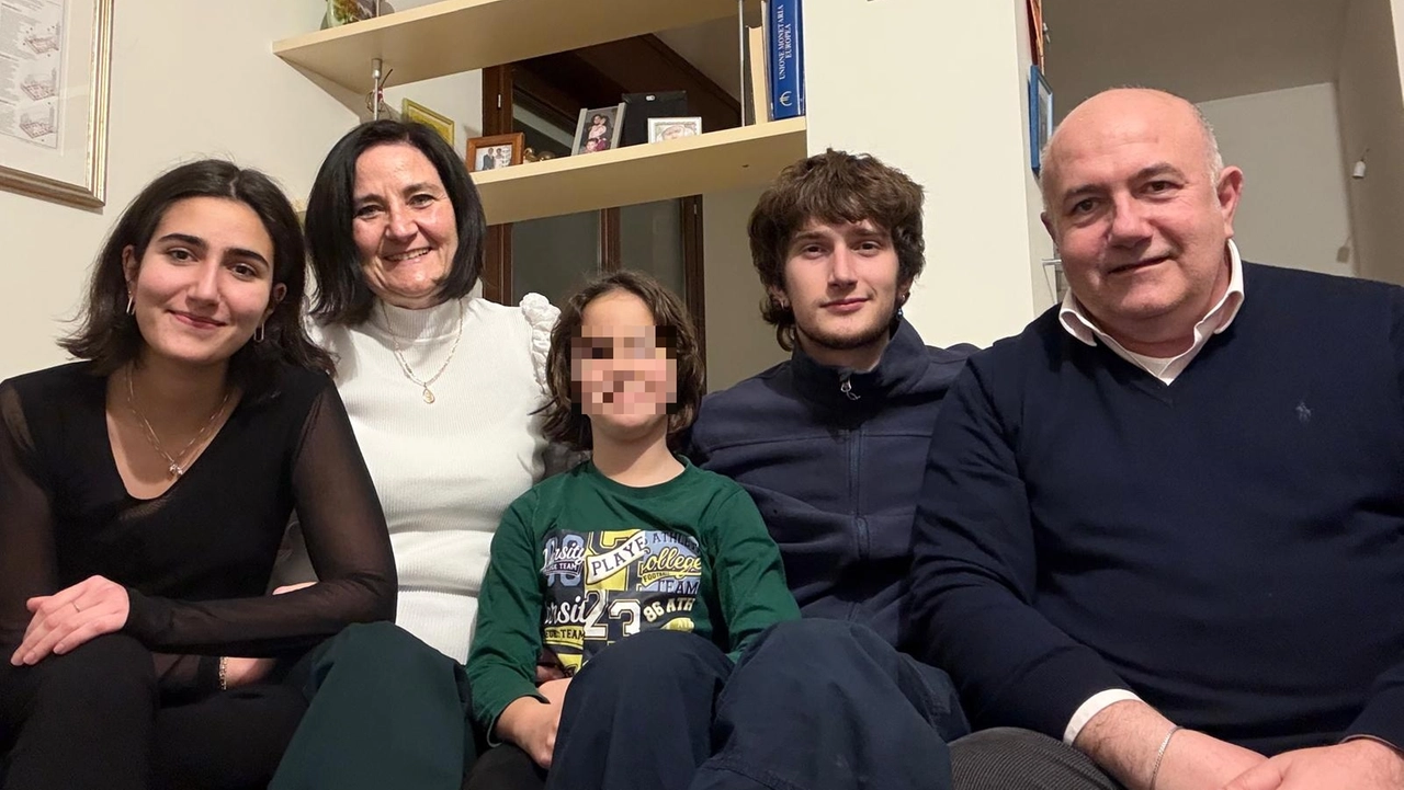 Nadia Fantuz apre il frigo di casa e fa il controllo del cibo da utilizzare; sotto, con il marito Luca, Elisa la figlia più grande, Matteo e Elena