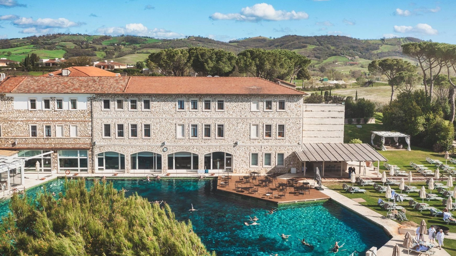 La Maremma, terra di antiche tradizioni termali, offre un'esperienza di benessere totale. Le Terme di Saturnia, con le loro acque sulfuree, sono il luogo ideale per rigenerarsi. Numerose attività e eventi culturali arricchiscono l'offerta della zona.