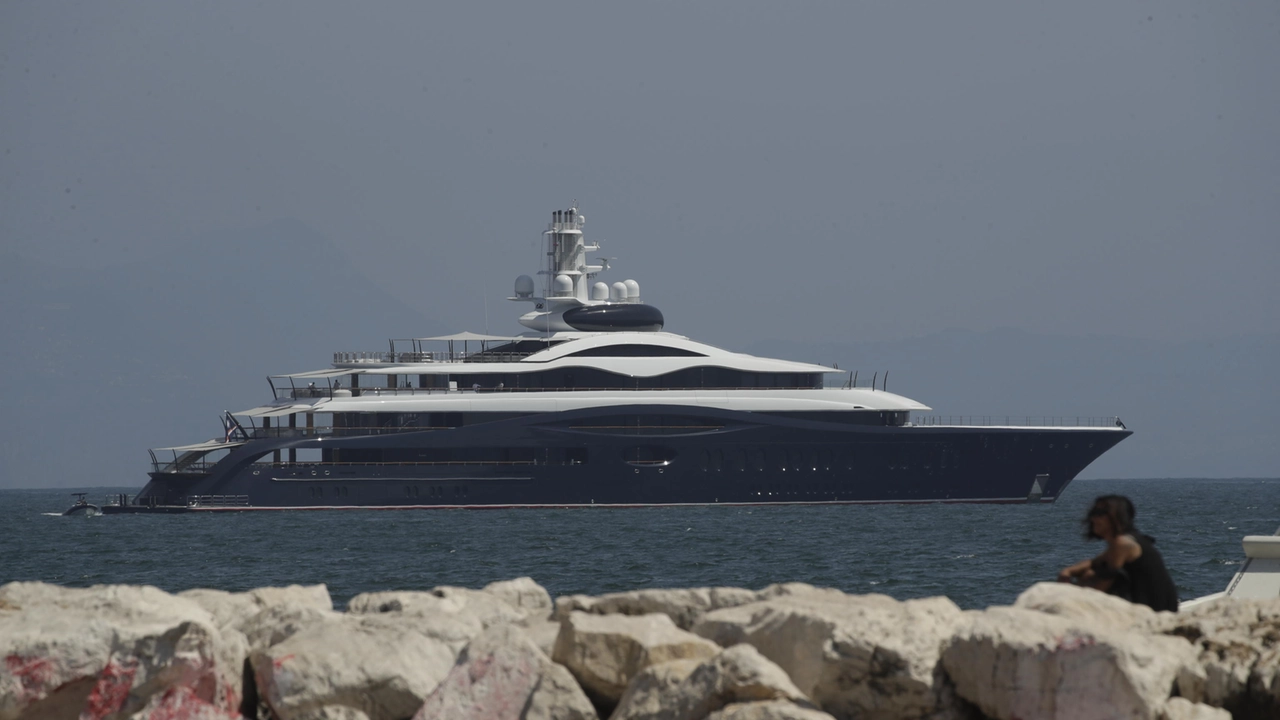 Il mega yacht di Mark Zuckerberg in rada davanti via Caracciolo, Napoli (Ansa)