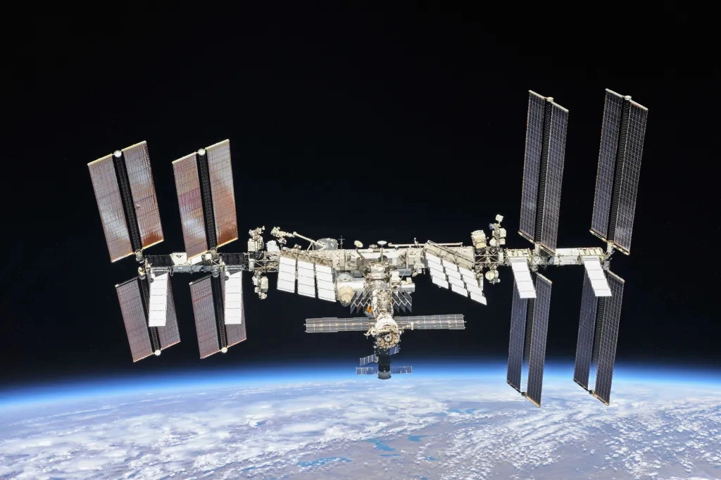 La Stazione Spaziale Internazionale con la Terra sullo sfondo (foto della NASA)