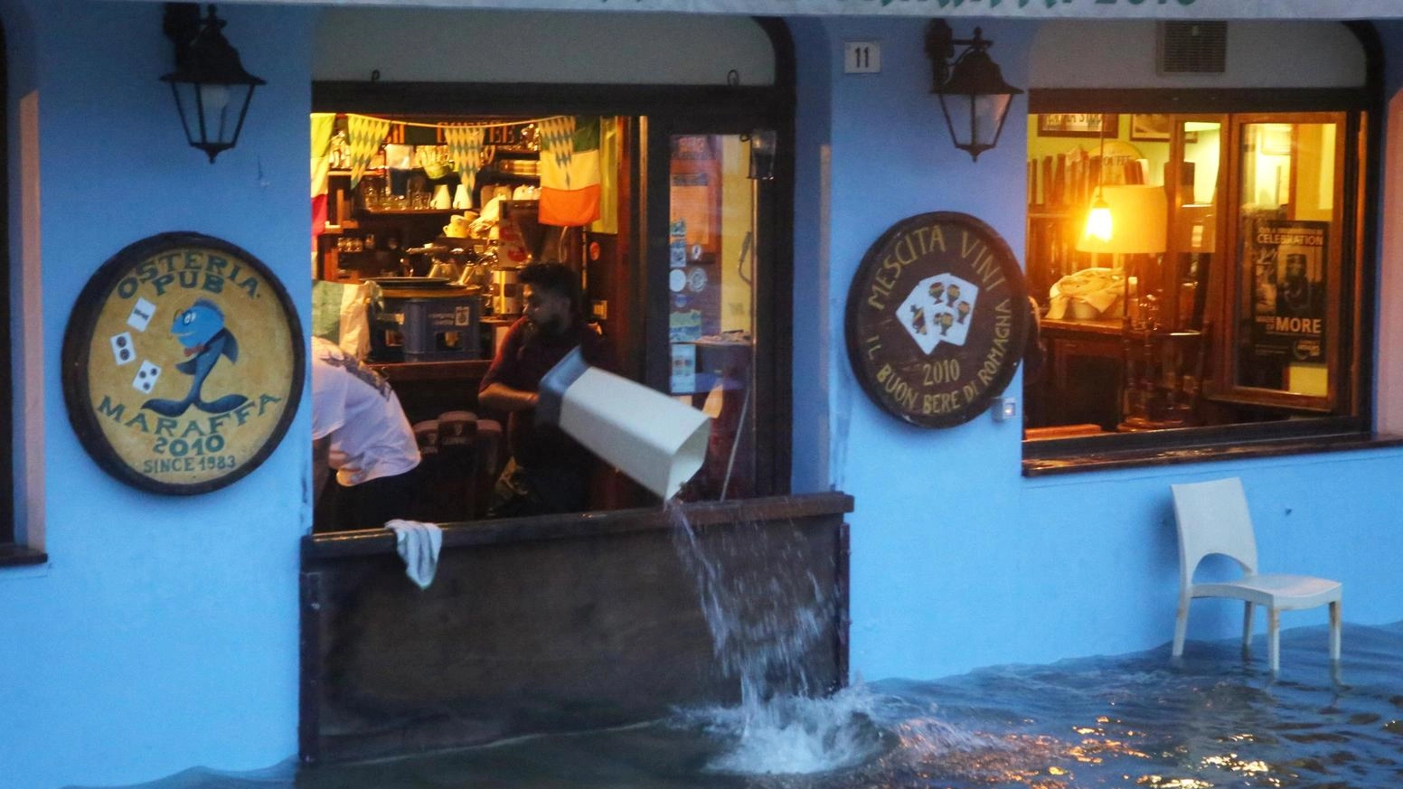 Riviera scossa dalla furia. Allagate case e ristoranti. L’acqua affiora dai bagni