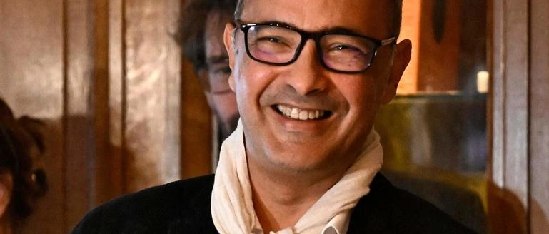 Il premio Goncourt 2024 va a Kamel Daoud per "Houris", romanzo sulla guerra civile algerina. La storia di Aube, segnata dal passato, si svela nel suo villaggio natale. La scrittura come testimonianza di una storia vissuta.