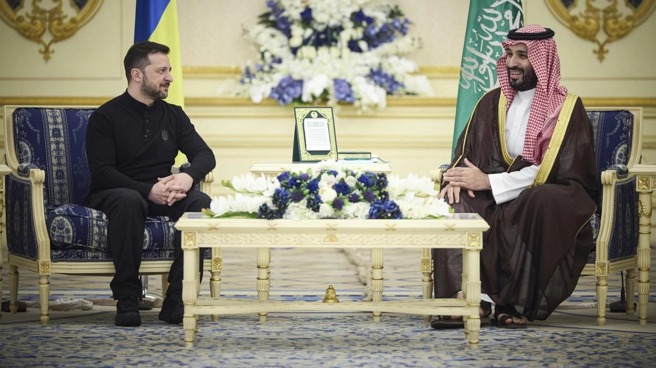 Zelensky ringrazia bin Salman per il sostegno all'Ucraina e discute passi per una pace duratura.