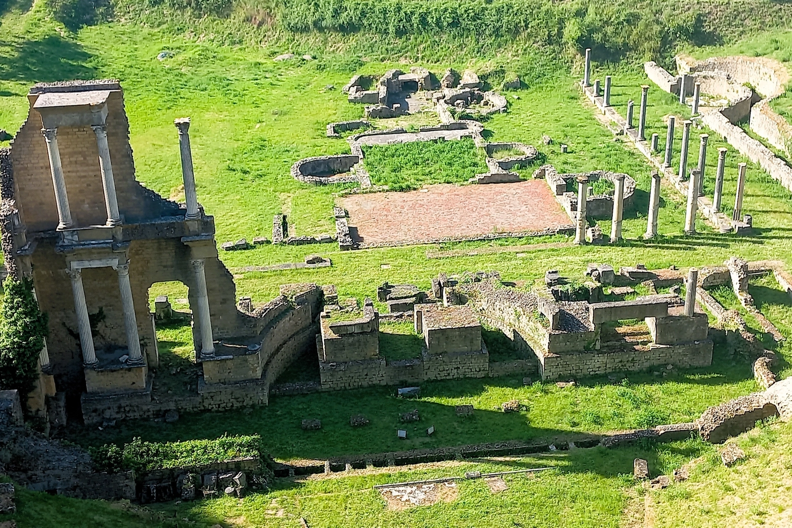 Ai piedi di Volterra, i resti del teatro e delle terme romane
