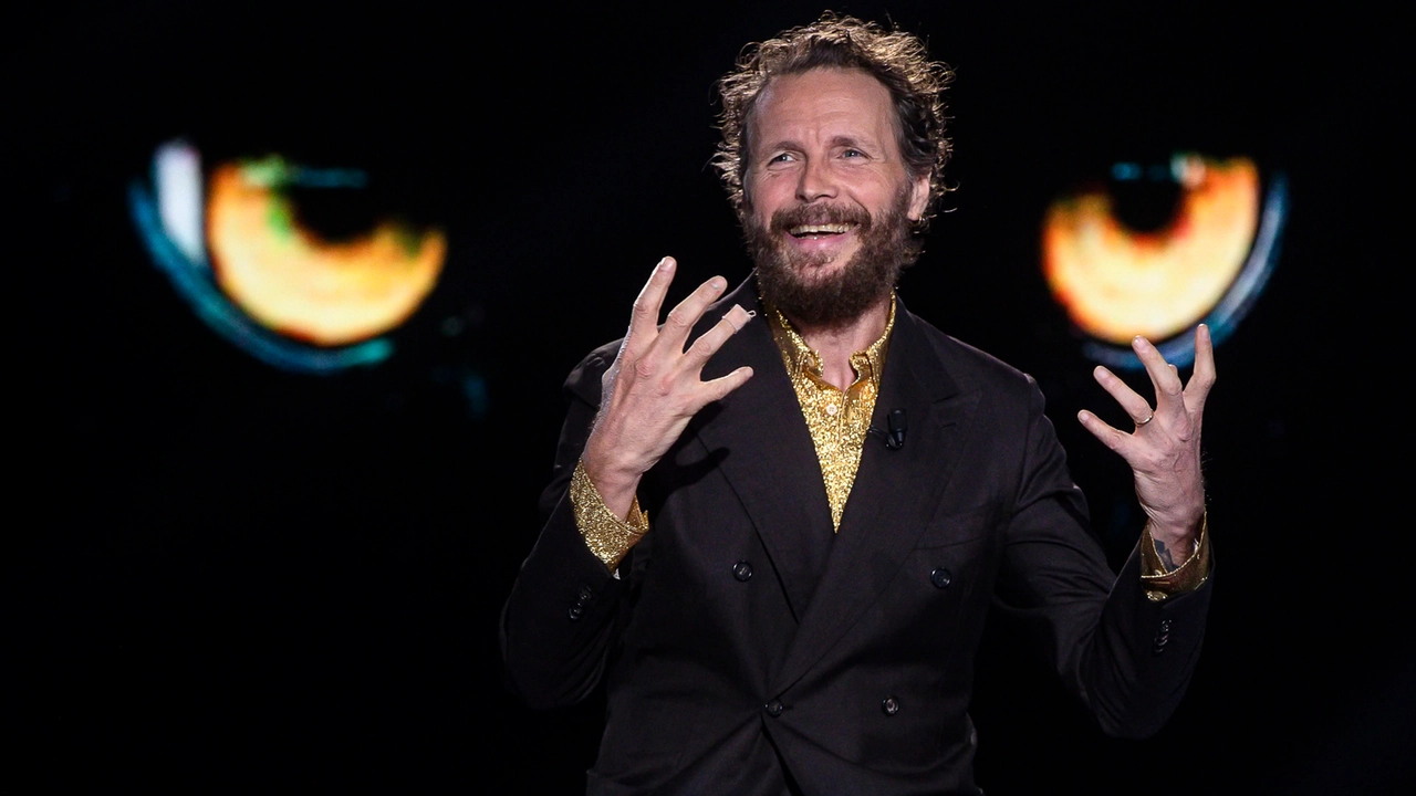 Jovanotti durante l'intervista a Belve