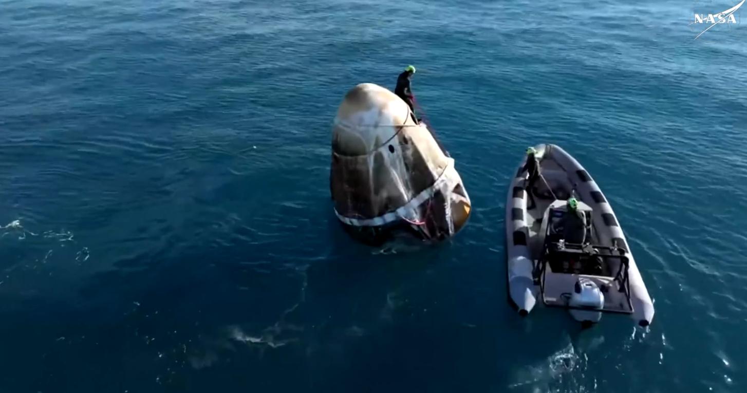 Il recupero della Crew Dragon Freedom dopo l'ammaraggio (Video Nasa)