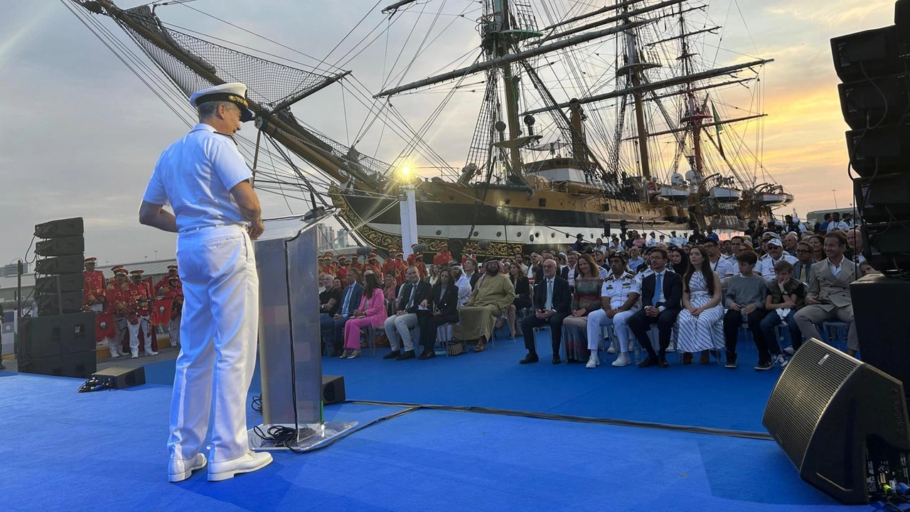 L'Amerigo Vespucci conclude la tappa ad Abu Dhabi con il Villaggio Italia, celebrando il genio e i valori italiani.