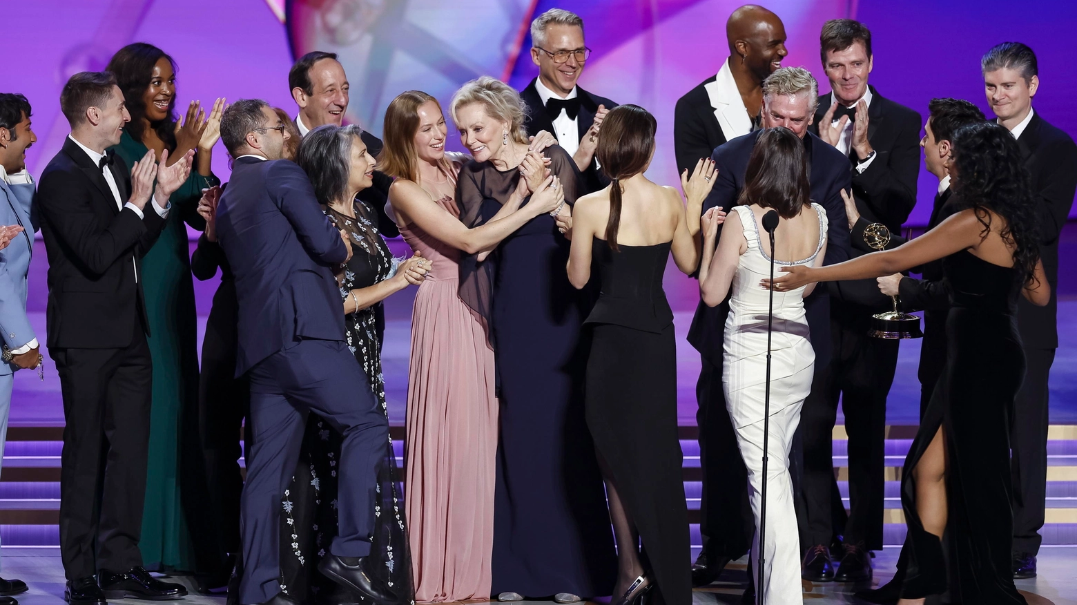 Il cast di ‘Hacks’ , la serie tv premiata come miglior comedy agli Emmy Awards 2024 (Ansa)