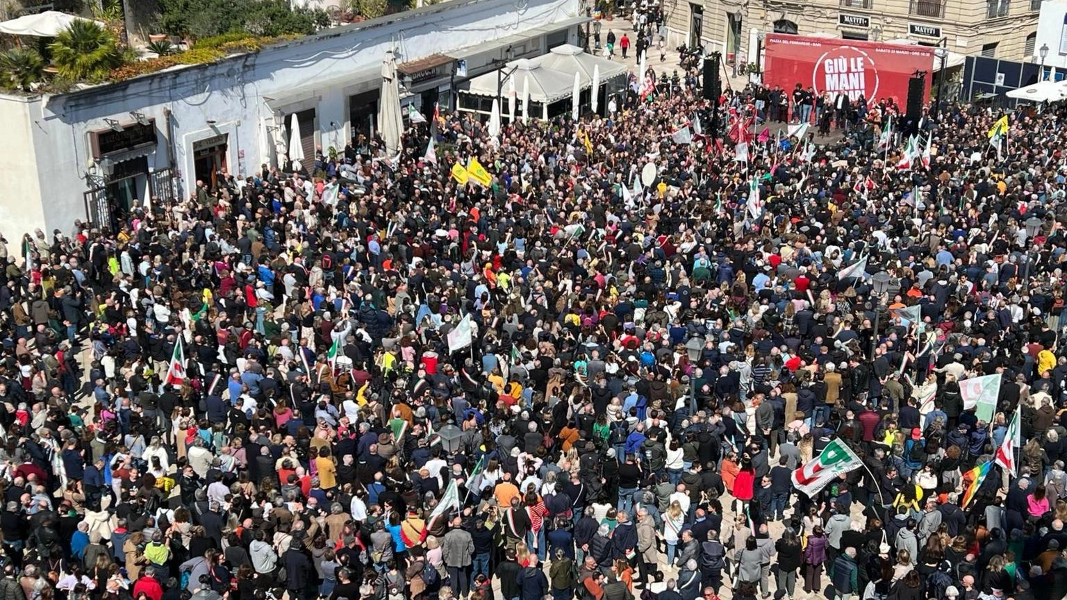 Migliaia in piazza a Bari per esprimere solidarietà a Decaro