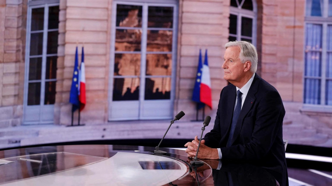 Il nuovo primo ministro francese Michel Barnier si impegna nella formazione di un nuovo governo, suscitando critiche dalla sinistra per la presunta negazione della democrazia da parte di Macron. La coalizione di partiti di sinistra minaccia di sfiduciarlo in Parlamento.