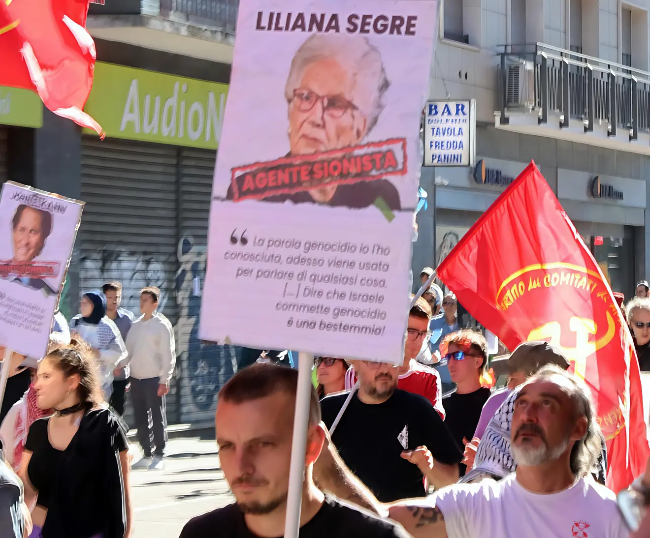 Cartelli contro Liliana Segre. L’ira della comunità ebraica:: "Siamo alla caccia all’uomo". Misure di sicurezza innalzate