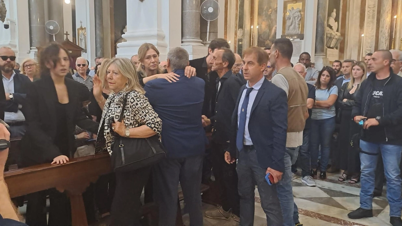 La cattedrale di Palermo gremita ai funerali di Angelo Onorato: amici e parenti si stringono a Francesca Donato e ai figli, Carolina e Salvatore (Ansa)