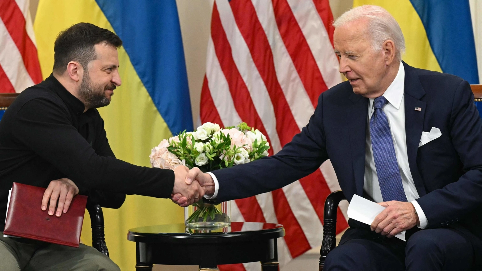 Il presidente ucraino Volodymyr Zelensky insieme al capo della Casa Bianca Joe Biden (Ansa)