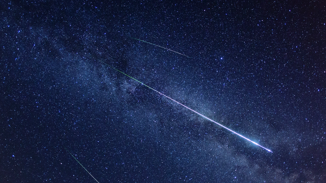 Una stella cadente che attraversa il cielo