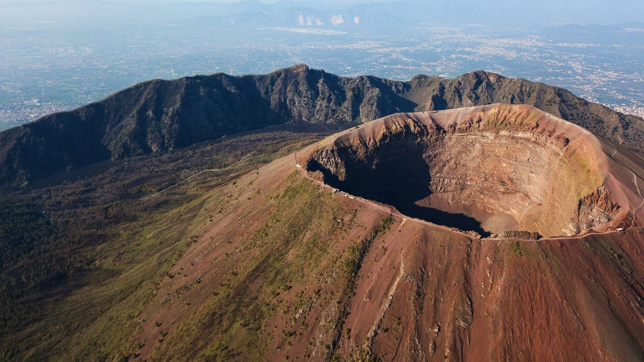 Veduta aerea del cratere del Vesuvio e del più ampio cratere del Monte Somma che lo contiene ( credit Parco nazionale del Vesuvio)