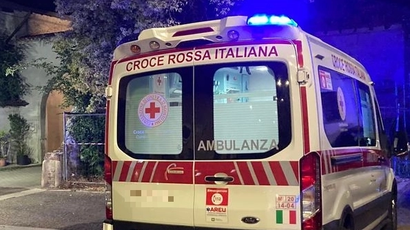 Ambulanza e vigili del fuoco in piazza ieri sera