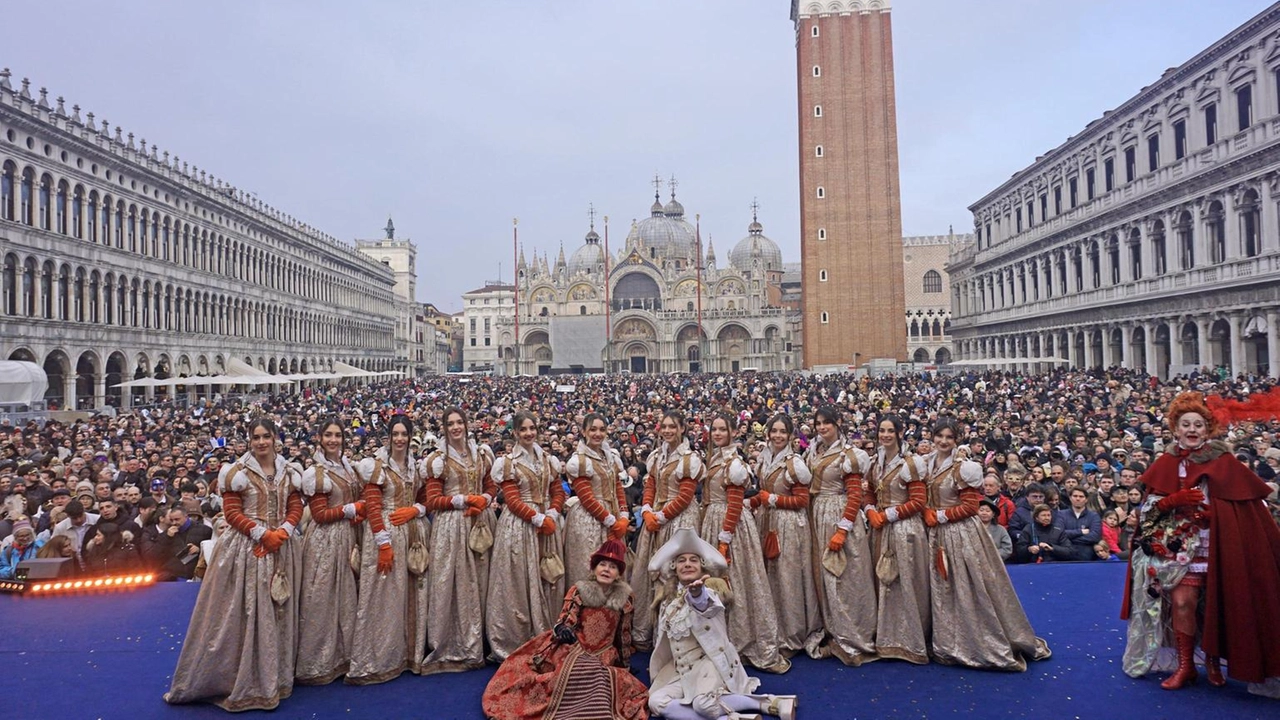 Il Carnevale in Italia traina il turismo con oltre 450 milioni di euro, grazie a città come Venezia e Viareggio.