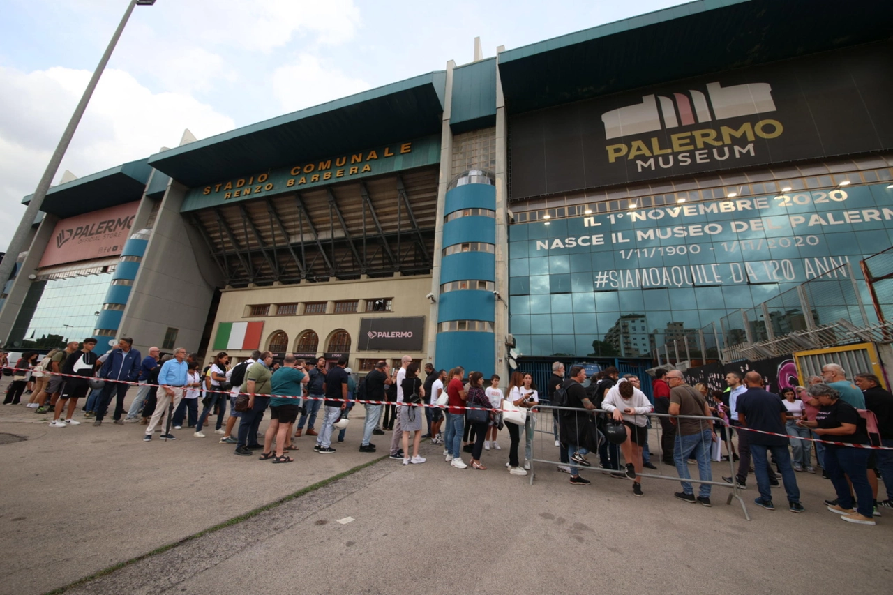 La camera ardente di Totò Schillaci allo stadio Barbera (Ansa)