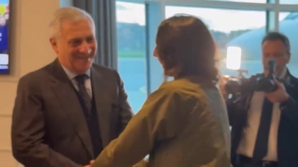 Il ministro degli Esteri, Antonio Tajani, insieme a Cecilia Sala