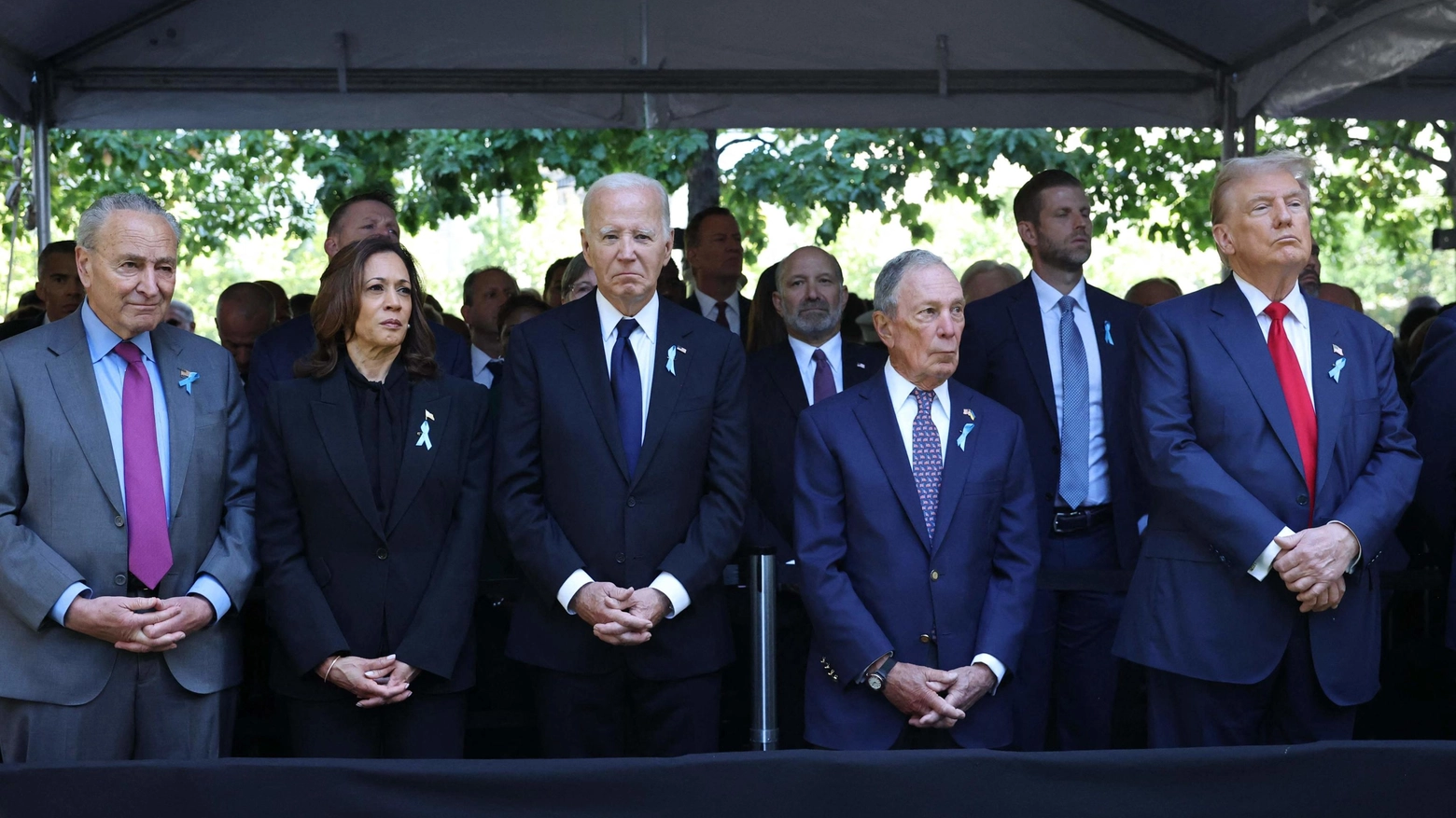 Kamala Harris (seconda da sinistra) e Donald Trump (primo da destra) insieme alla commemorazione dell’11 settembre