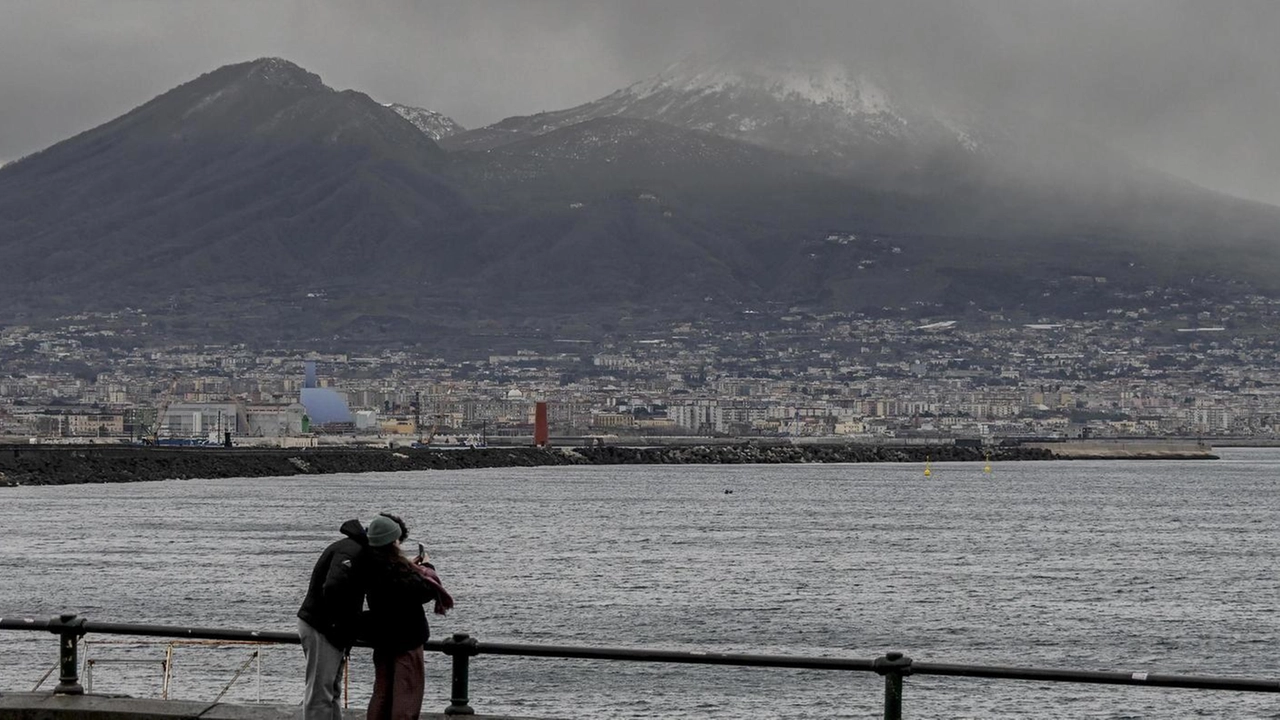 Alcuni sindaci del Napoletano hanno mantenuto aperte le scuole nonostante l’allerta gialla della Protezione Civile, causando delusione tra studenti, in...