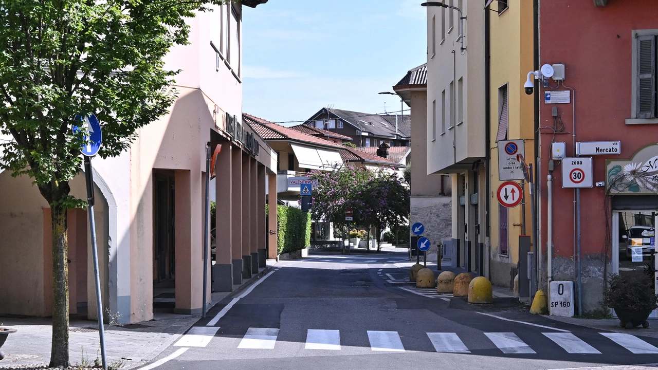 L'inizio di via Castegnate ripreso da piazza VII Martiri, sulla destra le telecamere che hanno ripreso un uomo allontanarsi in bici dopo l'omicidio