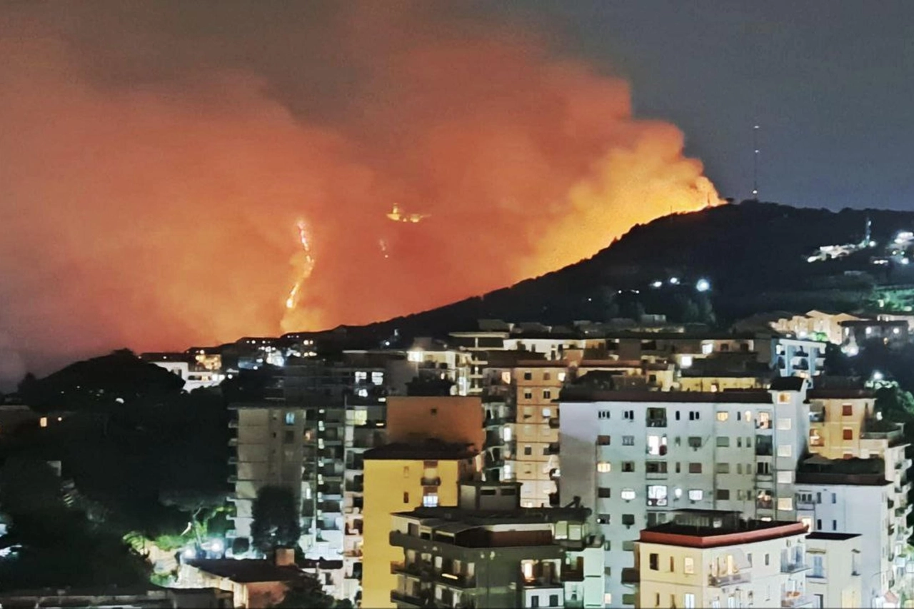 Incendio sulla collina dei Camaldoli a Napoli