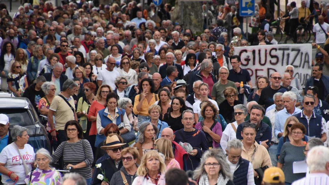 Investito e ucciso per il furto di una borsa. In 500 manifestano a Viareggio: ora giustizia