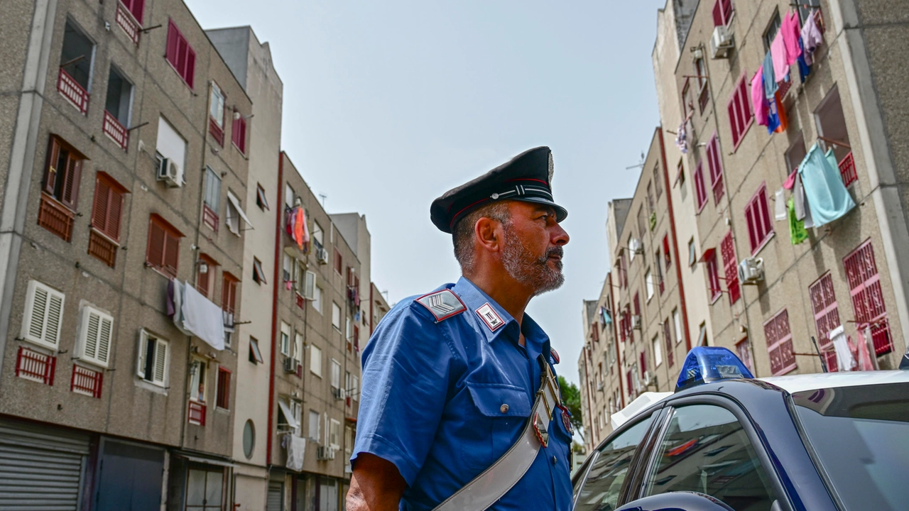 Carabinieri tra i palazzi nel rione del quartiere Ponticelli a Napoli dove una bambina, figlia di un rampollo detenuto di un clan di camorra locale , veniva sottratta con minacce e violenza alla madre dai nonni paterni , 1 luglio 2024. ANSA / Ciro Fusco