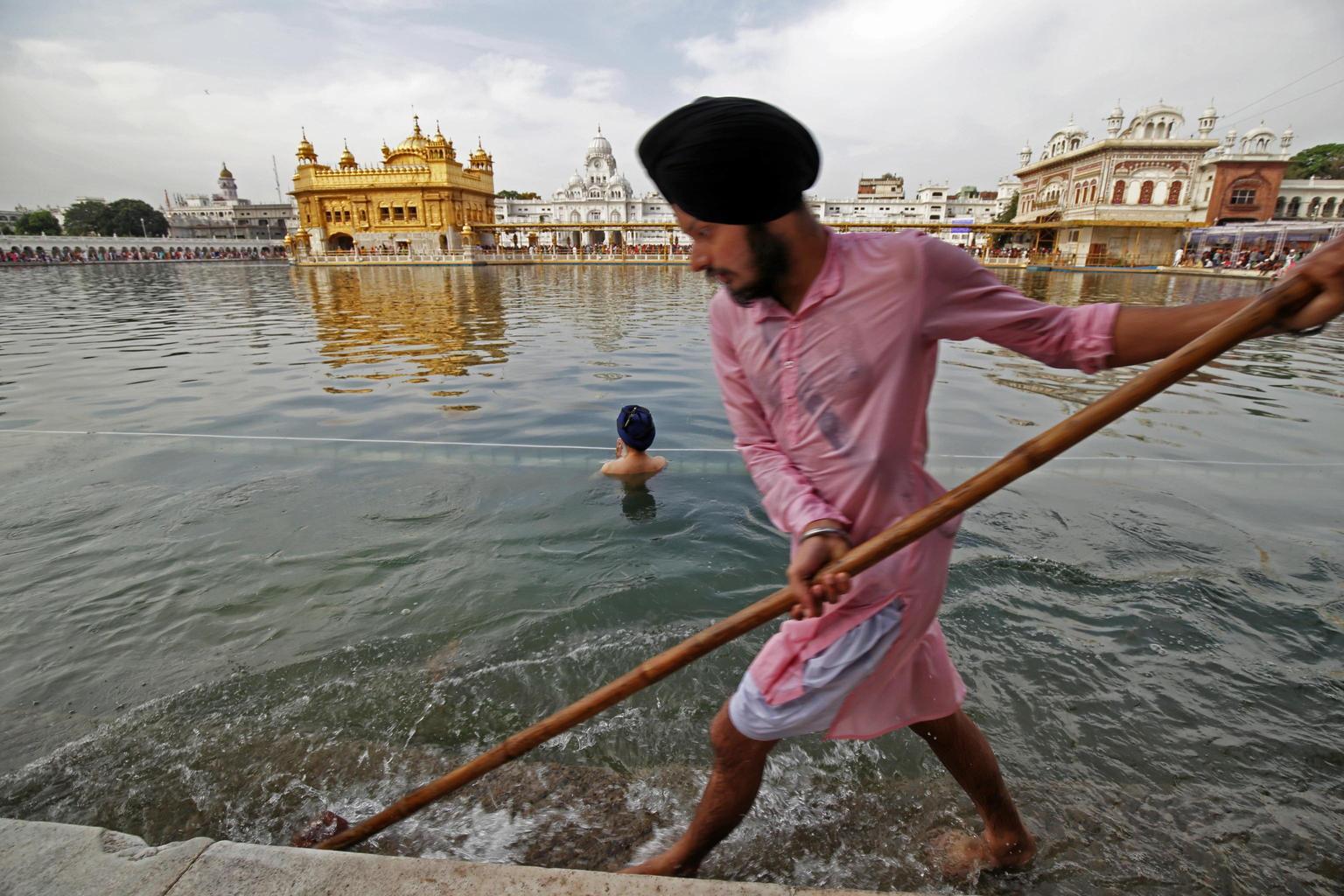 Esplosione al Tempio d'Oro di Amritsar: panico e danni, indagini in corso