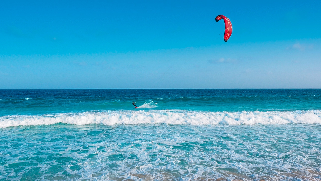 Perla dell’arcipelago di Capo Verde e paradiso dei surfisti, l’Isola di Sal incanta con la sua musica, la morna, e l’accoglienza calorosa. Clima perfetto tutto l’anno, spiagge dorate per rilassarsi o lasciarsi emozionare dal mare. Ecco perché è una meta ideale anche per le famiglie con bambini