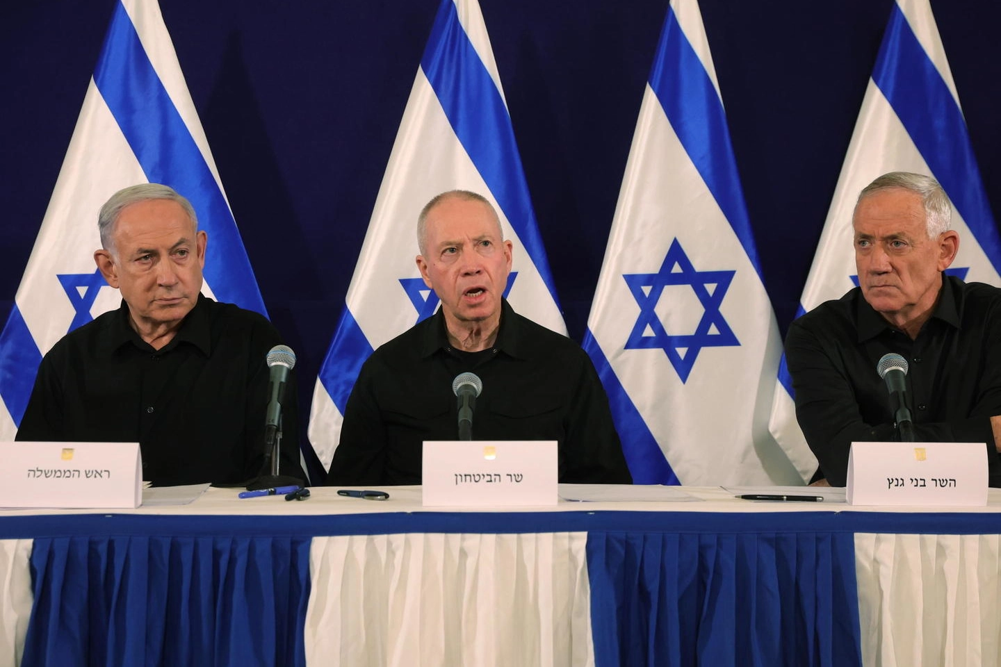 Da sinistra: il premier Benjamin Netanyahu, il ministro della Difesa, Yoav Gallant, e il ministro del Gabinetto, Benny Gantz
