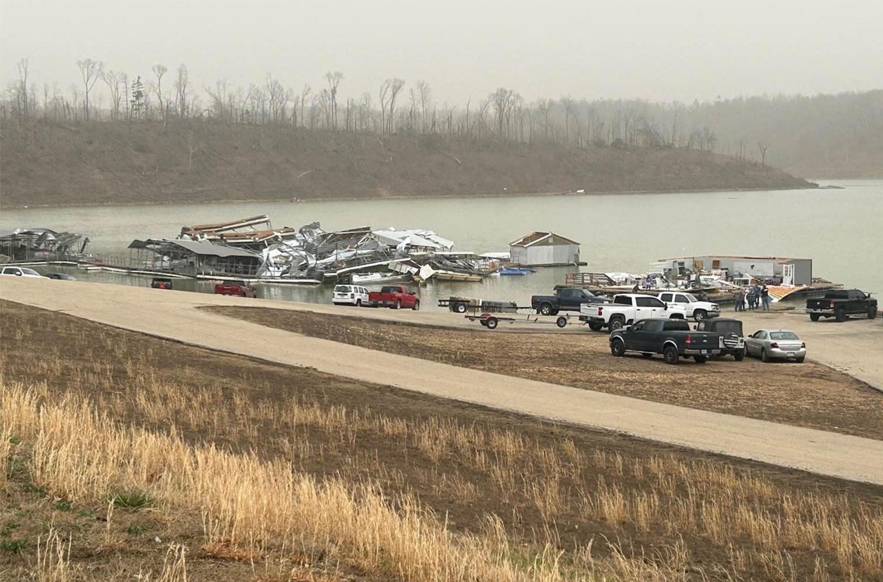 Usa: foto e video delle devastazioni causate dai tornado che hanno ucciso almeno 34 persone