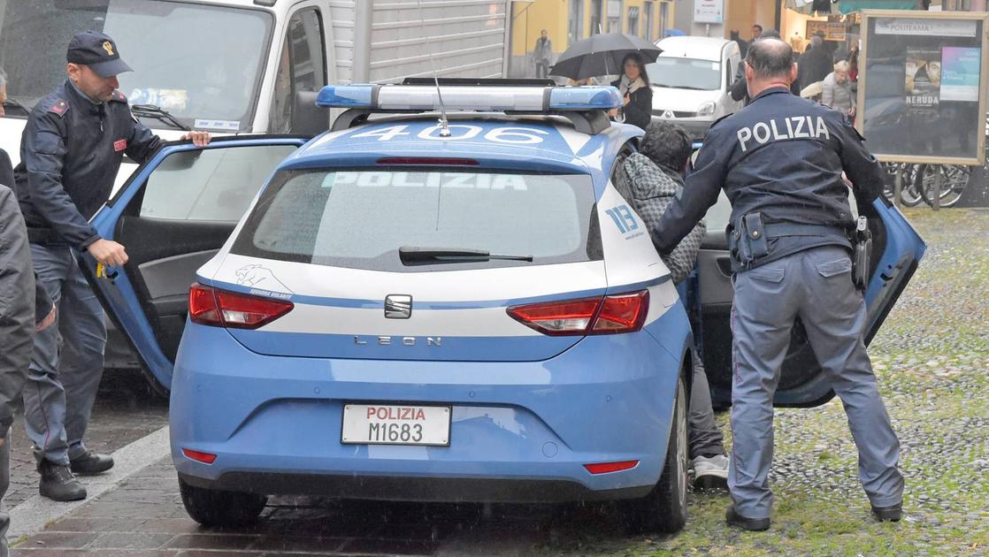 Le offre un lavoro come ragazza immagine, poi la violentata in un parcheggio di Roma