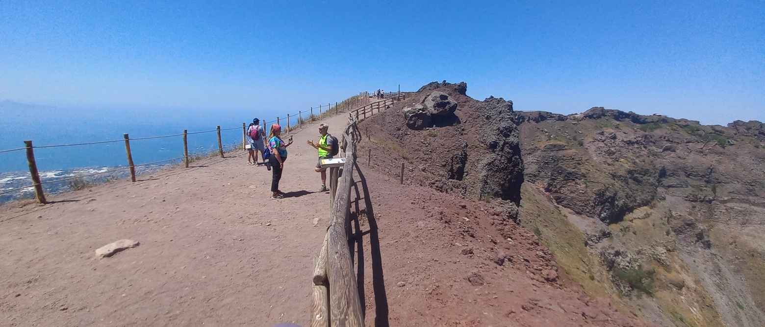 Il sentiero sul Gran Cono: da un lato il cratere del vulcano, dall'altro lo spettacolare Golfo di Napoli