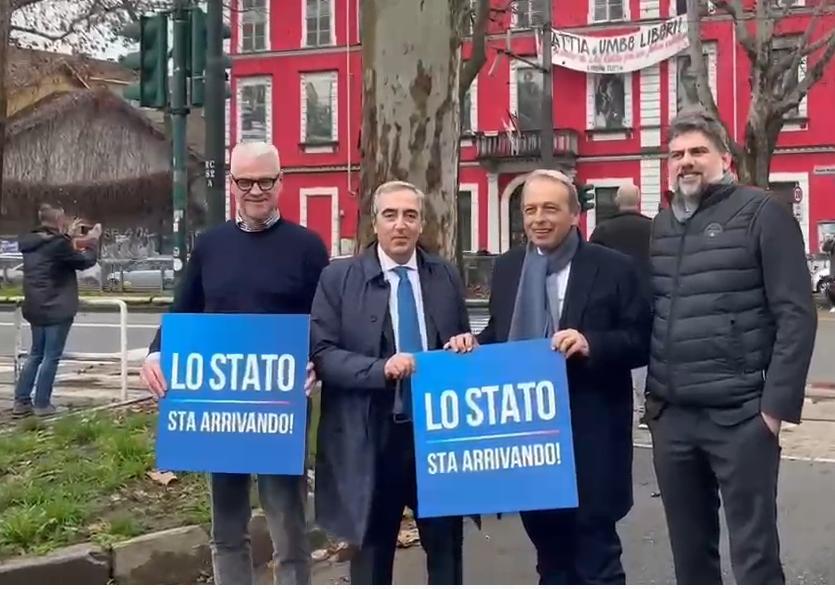 Torino: flashmob di Gasparri, Zangrillo e Rosso davanti ad Askatasuna. “Lo Stato sta arrivando”