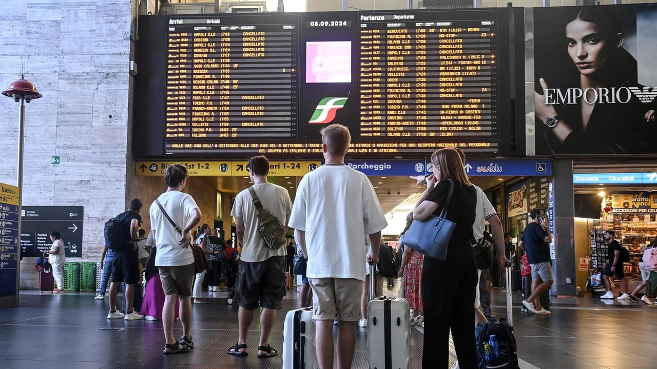 Treni cancellati e ritardi a causa di uno stop degli impianti