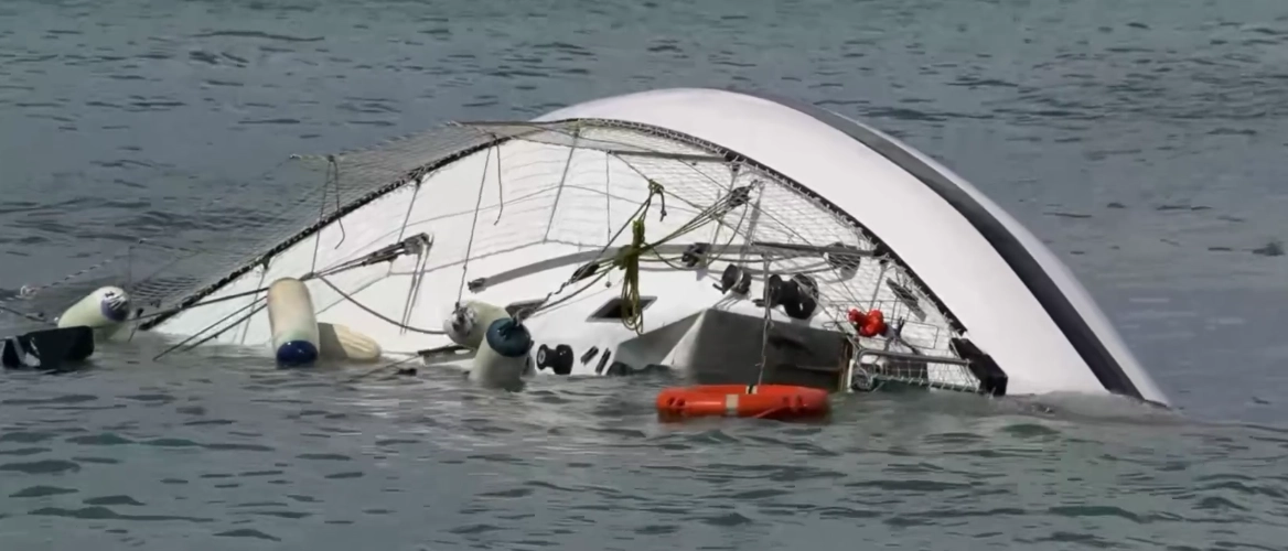 La barca affondata a Marina di Pisa (Localteam)